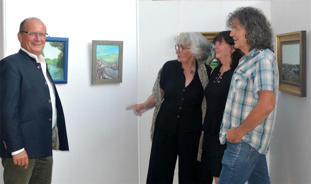 Bürgermeister Winfried Abicht (v.li.), Sigrid Baumgärtner, Andrea Eisenhardt und Georg Volkmann freuen sich über das große Interesse an der Ausstellung. Foto: Stahlfeld