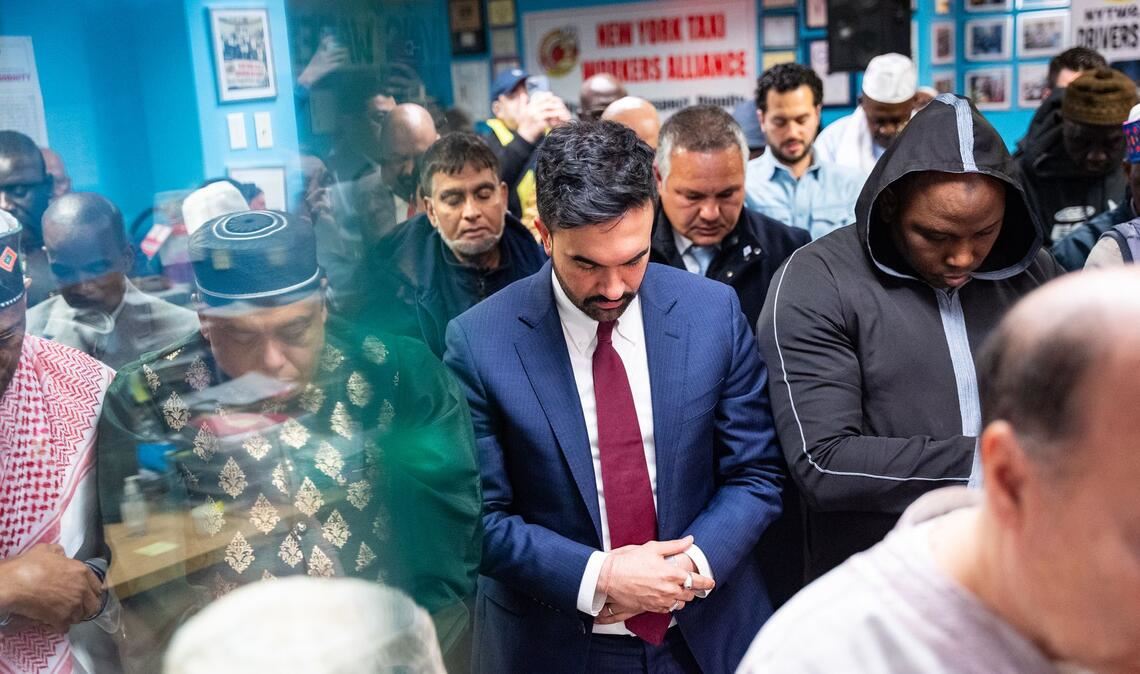 Bürgermeister Zohran Mamdani (M), betet vor dem Fastenbrechen.