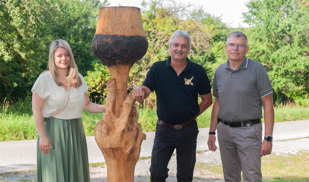 Bürgermeisterin Antonia Walch, Künstler Dieter Binder und Bauhofleiter Manfred Bohn (v. li.) an der Skulptur. Foto: Fotomoment