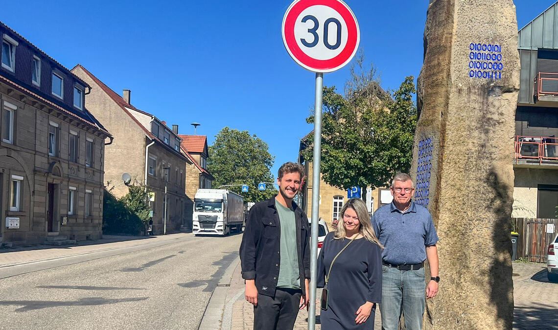 Bürgermeisterin Antonia Walch freut sich mit ihren Mitarbeitern über die Aufstellung der Tempo-30-Schilder durch die Straßenmeisterei. Foto: Gemeinde Sternenfels