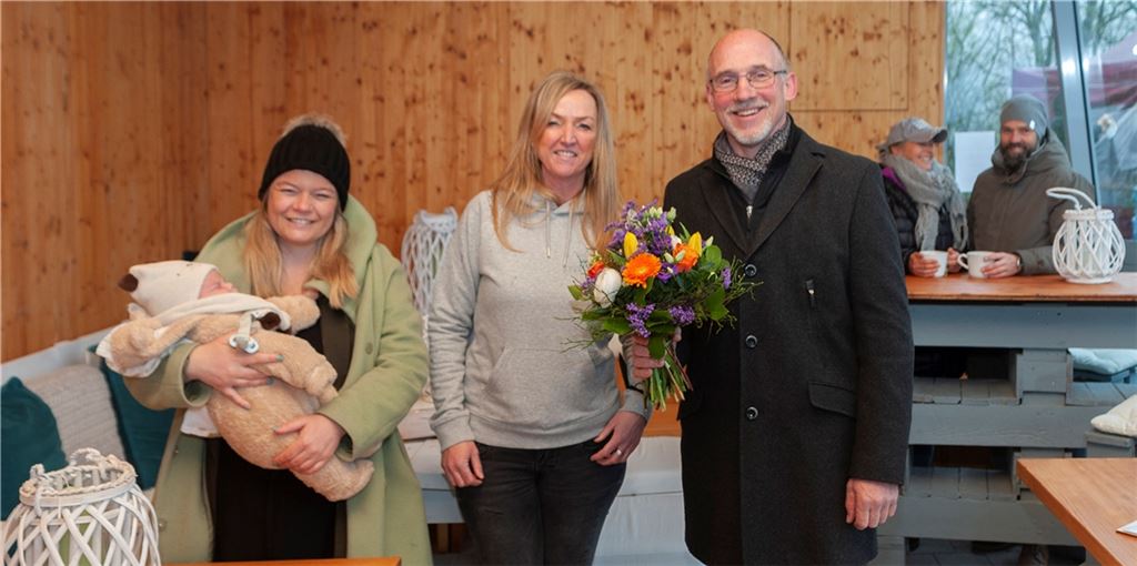 Bürgermeisterin Antonia Walch (li.) mit Sohn Arne Friedrich und Gemeinderat Klaus Riekert gratulieren Elke Birkenfeld zur Neueröffnung am Schlossberg. Foto: Fotomoment