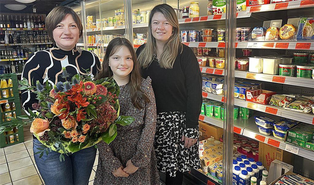 Bürgermeisterin Antonia Walch (re.) freut sich über die Fortführung des Marktes und bedankt sich mit Blumen bei Milena Scharff mit Tochter Isabella. Foto: Gemeinde/Lukas Burger