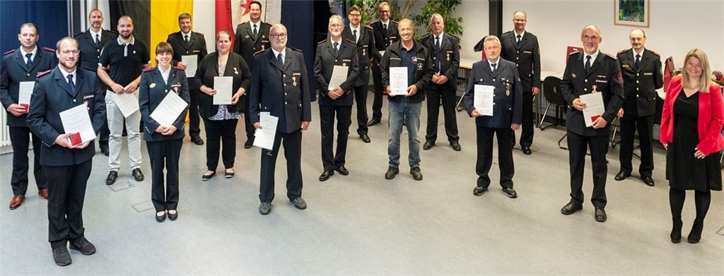 Bürgermeisterin Antonia Walch (re.) würdigt die Arbeit der Feuerwehrleute. Foto: Fotomoment