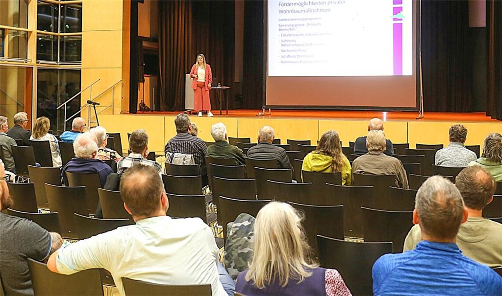 Bürgermeisterin Antonia Walch spricht bei der Sternenfelser Bürgerversammlung vor rund 50 Teilnehmerinnen und Teilnehmern in der Gießbachhalle. Fotos: Schüller, Fotomoment
