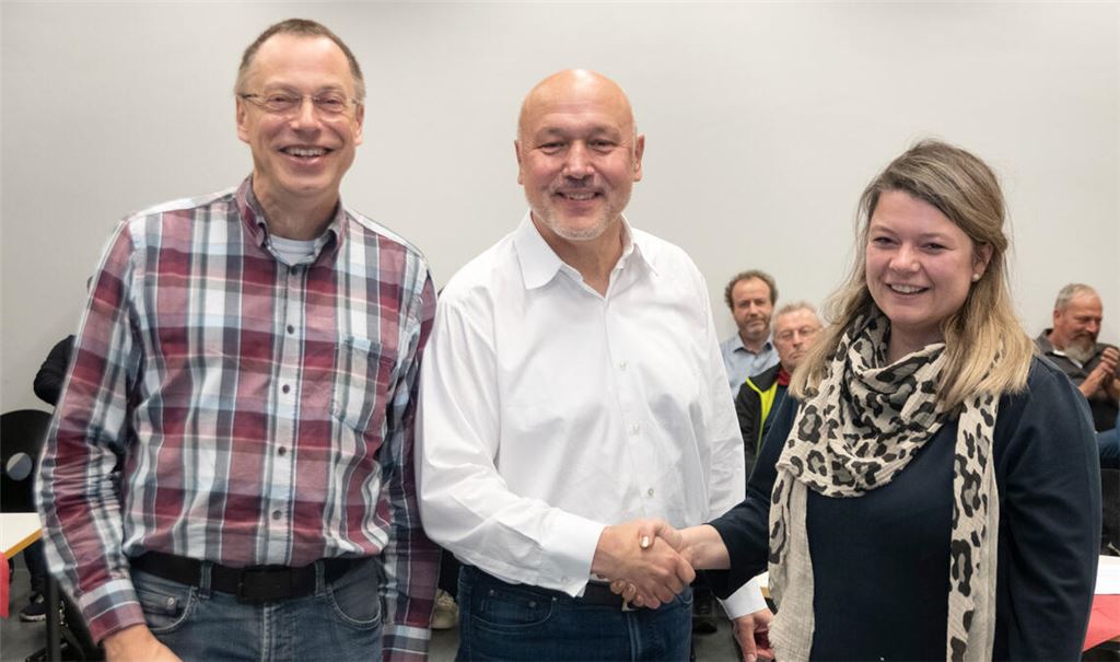 Bürgermeisterin Antonia Walch vereidigt Dieter Meergraf (Mitte) und verabschiedet Martin Gnoyke. Foto: Fotomoment