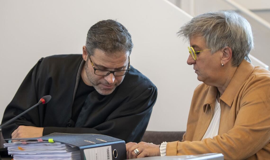 Bürgermeisterin Heike Naber bespricht sich mit ihrem Anwalt.