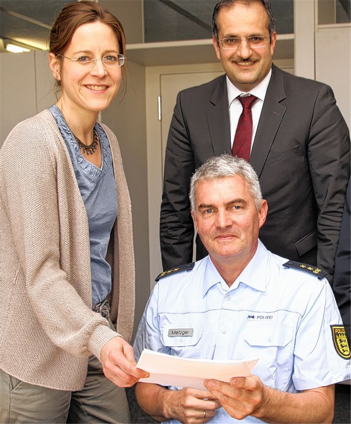 Bürgermeisterin Monika Müller, Polizeichef Burkhard Metzger und der Vorsitzende des Zentralrats der Yeziden, Telim Tolan, stellen ein 8-Punkte-Programm gegen Gewalt vor. 