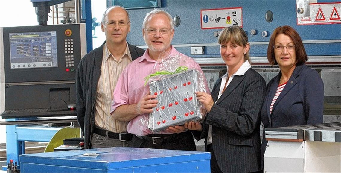 Bürgermeisterin Sigrid Hornauer (2. v. re.), SPD-Gemeinderätin Marie-Luise Rohde und FW-Gemeinderat Rolf Fazler gratulieren Laslo-Geschäftsführer Lothar Wittig (2. v. li.) zum 25-jährigen Bestehen seiner Firma in Sternenfels. Foto: Hansen