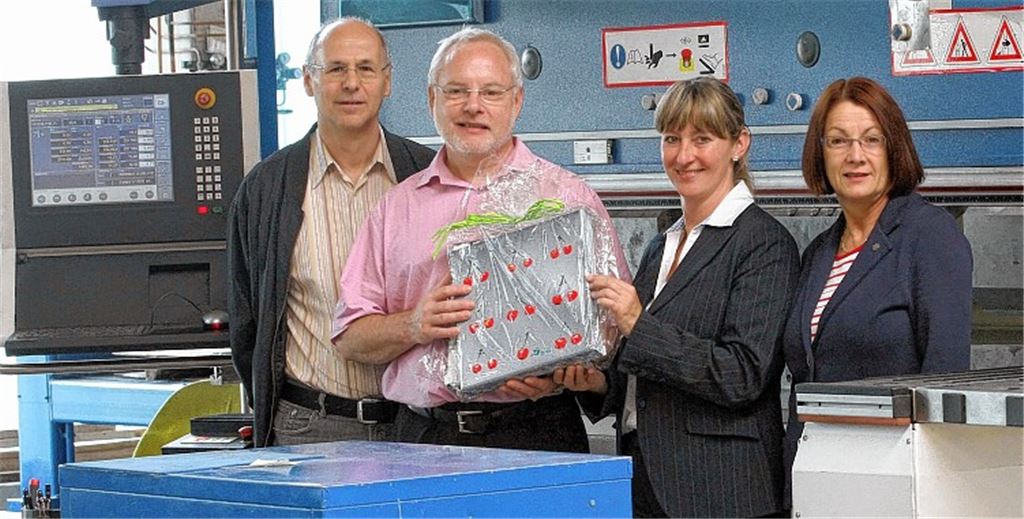 Bürgermeisterin Sigrid Hornauer (2. v. re.), SPD-Gemeinderätin Marie-Luise Rohde und FW-Gemeinderat Rolf Fazler gratulieren Laslo-Geschäftsführer Lothar Wittig (2. v. li.) zum 25-jährigen Bestehen seiner Firma in Sternenfels. Foto: Hansen