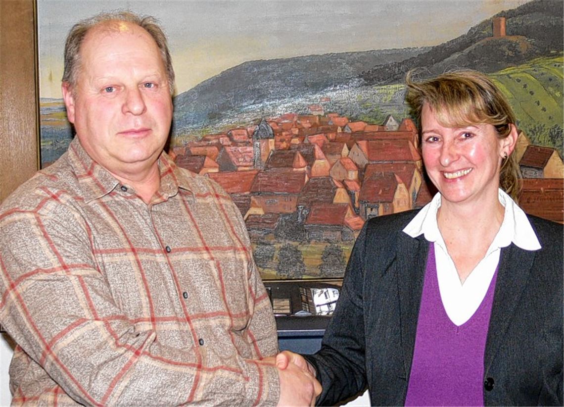 Bürgermeisterin Sigrid Hornauer verpflichtet Karl-Heinz Bidlingmaier als neuen Gemeinderat. Der Diefenbacher rückt für Gerhard Schollenberger in das Gremium nach.