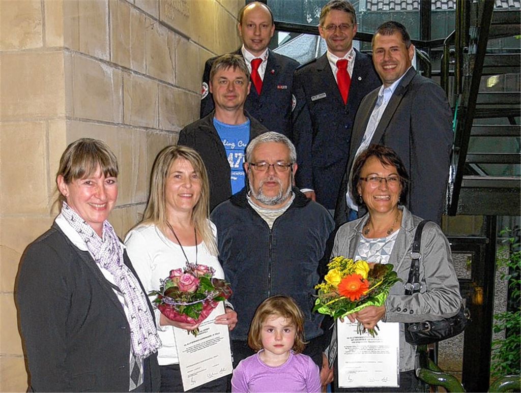 Bürgermeisterin Sigrid Hornauer (vorne li.), Markus Mannuß und Prof. Dr. Thomas Haalboom (hinten v. li.) ehren Blutspender. Foto: Garhöfer