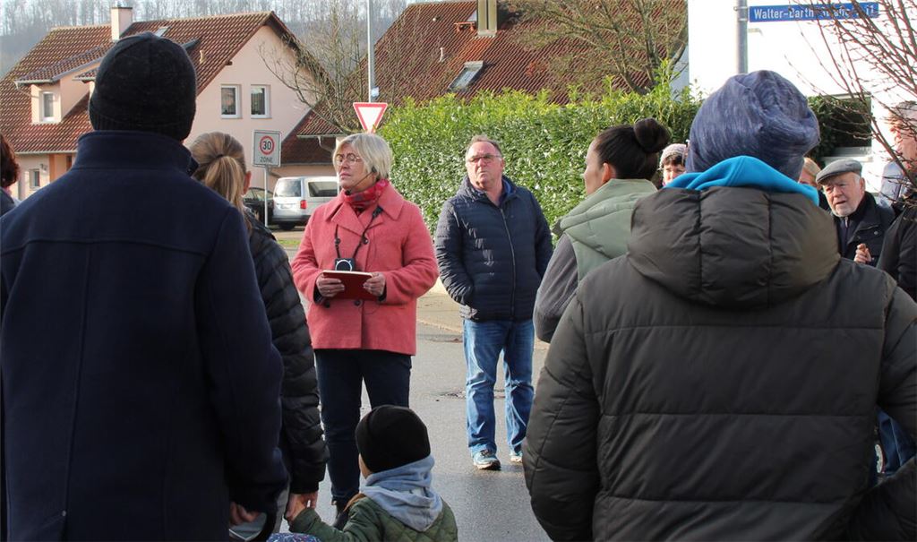 Bürgermeisterkandidatin Johanna Bächle im Gespräch in Zaisersweiher. Foto: privat