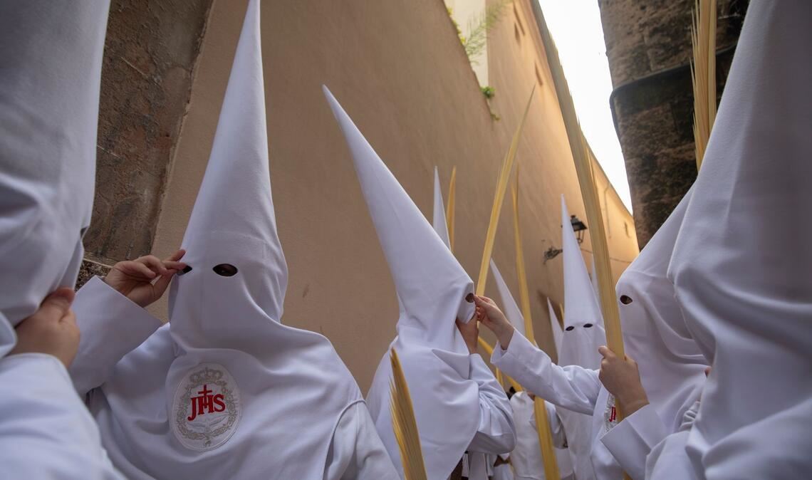 Büßer (Nazarenos) nehmen an einer Prozession am Palmsonntag (Domingo de Ramos) zum Auftakt der Karwoche in Spanien teil.