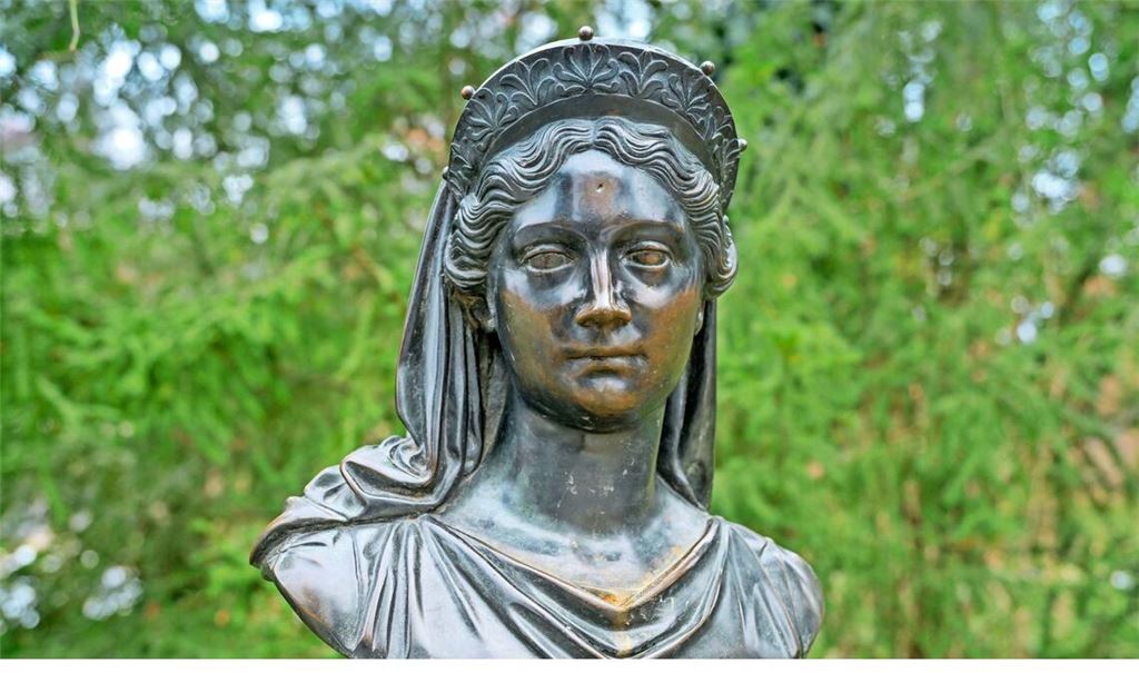 Büste von Luise von Preußen im Schlosspark Charlottenburg in Berlin.