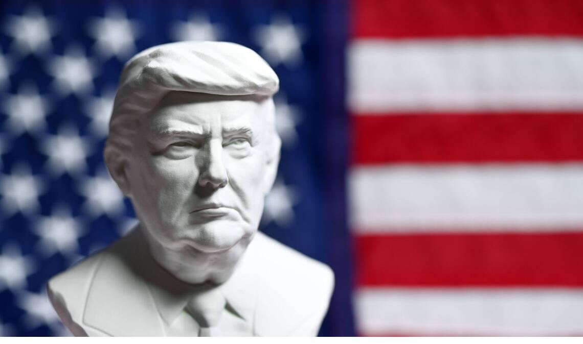 Büste von US-Präsident Donald Trump vor einer USA-Fahne: „Die Demokratie in den USA hat sich in einem beispiellosen Tempo verschlechtert.“