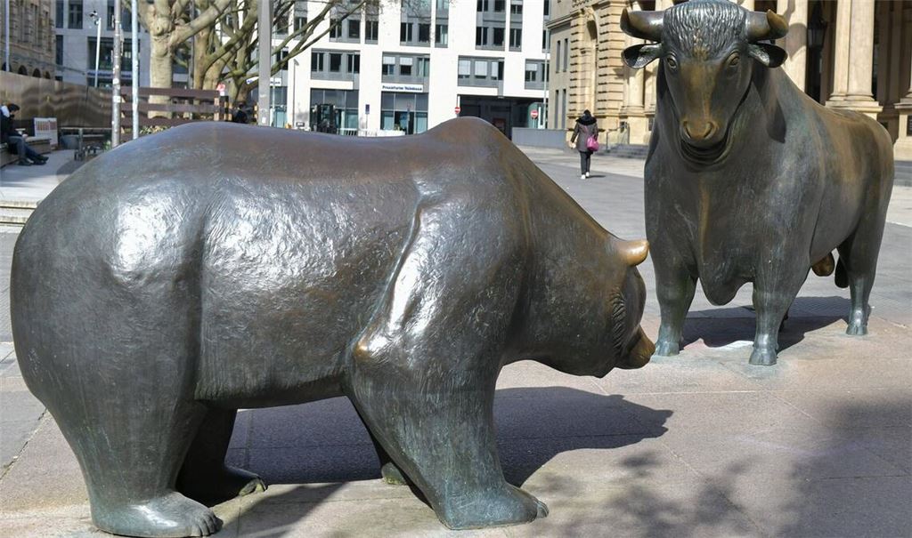 Bulle und Bär –  als Symbol für steigende beziehungsweise fallende Kurse – vor der Frankfurter Börse. Wer gewinnt die Oberhand?