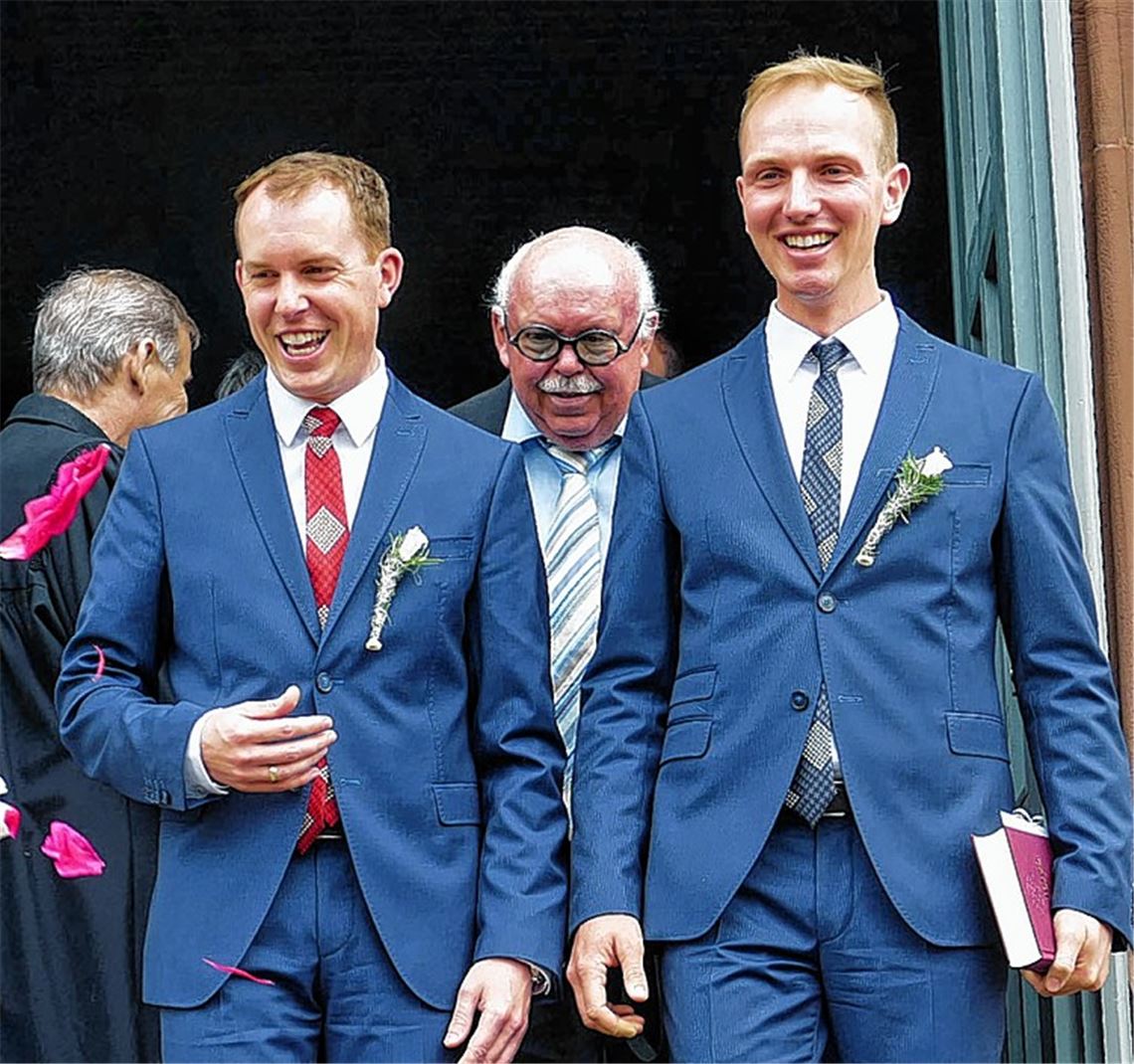 Bund fürs Leben geschlossen: Rathauschef Helge Vieweg (li.) und Thomas Woll.