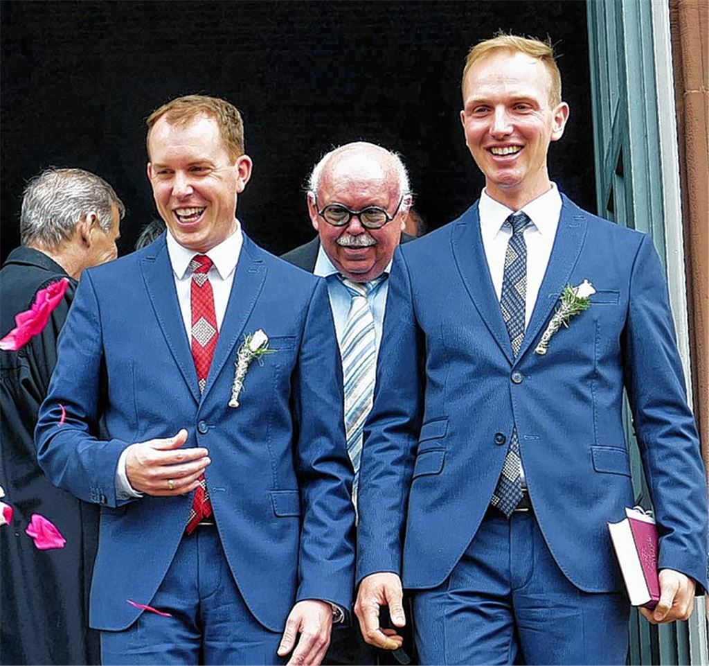 Bund fürs Leben geschlossen: Rathauschef Helge Vieweg (li.) und Thomas Woll.