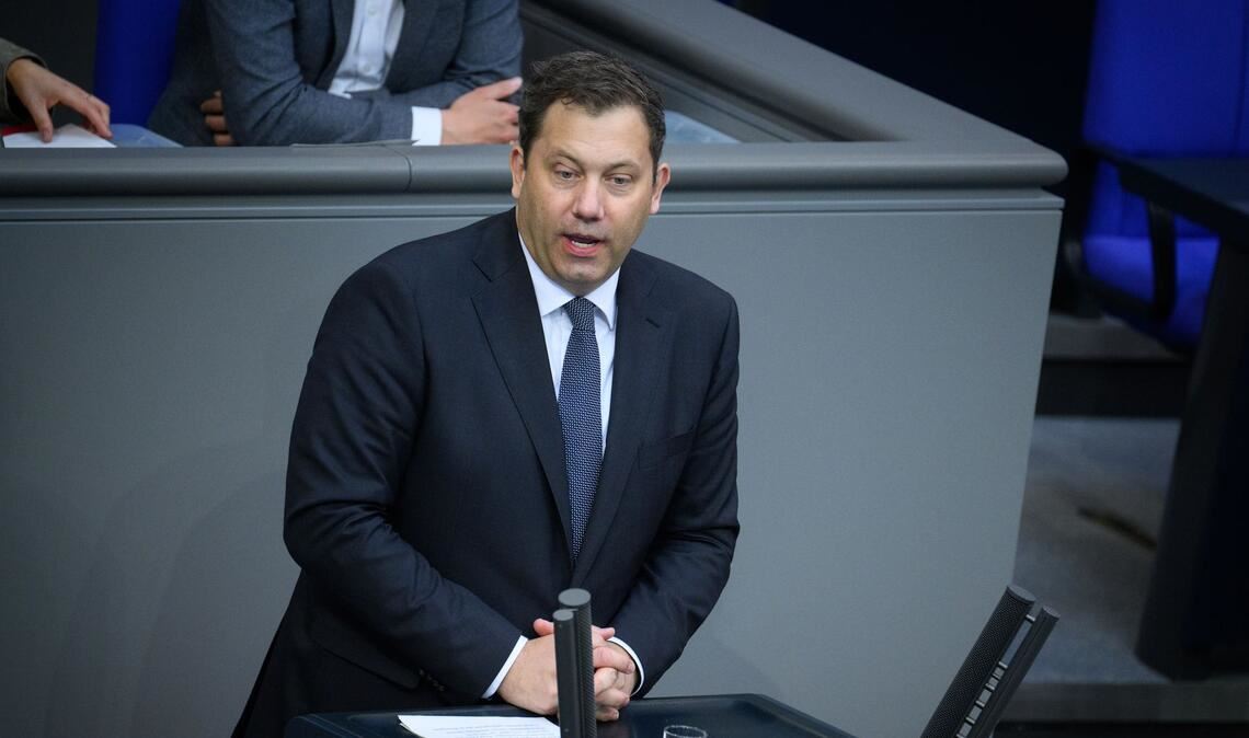 Bundesfinanzminister Klingbeil (SPD) zeigt sich offen dafür, Subventionen und Steuervergünstigungen um einen pauschalen Prozentsatz abzuschmelzen.