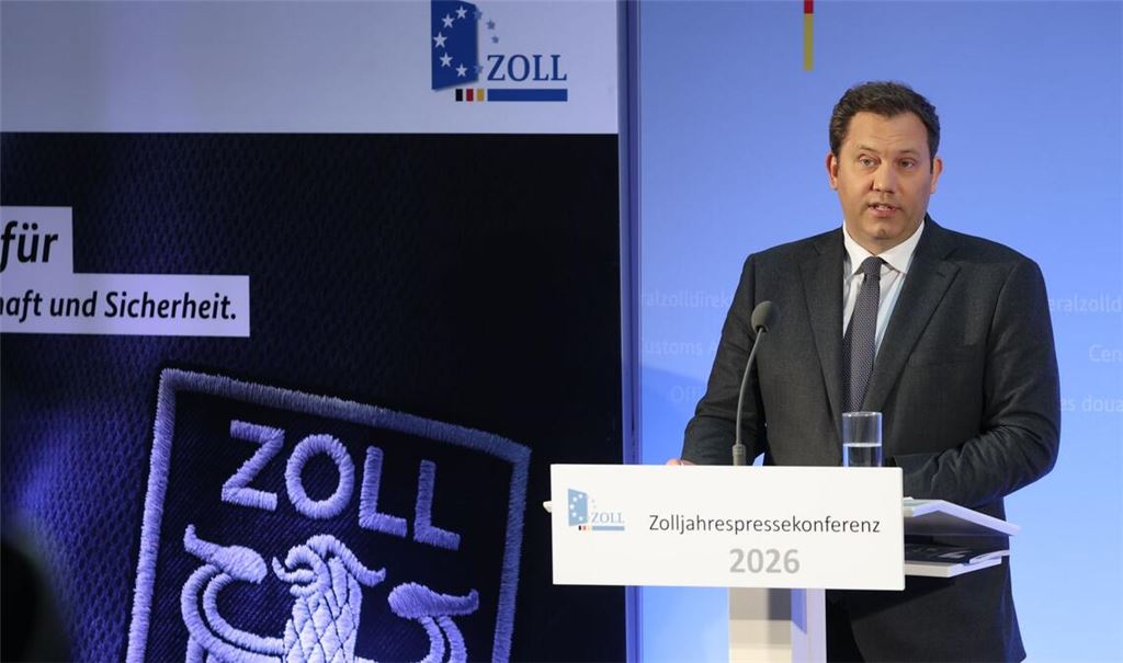 Bundesfinanzminister Klingbeil auf dem Flughafen Leipzig/Halle. Der deutsche Zoll soll gestärkt werden.