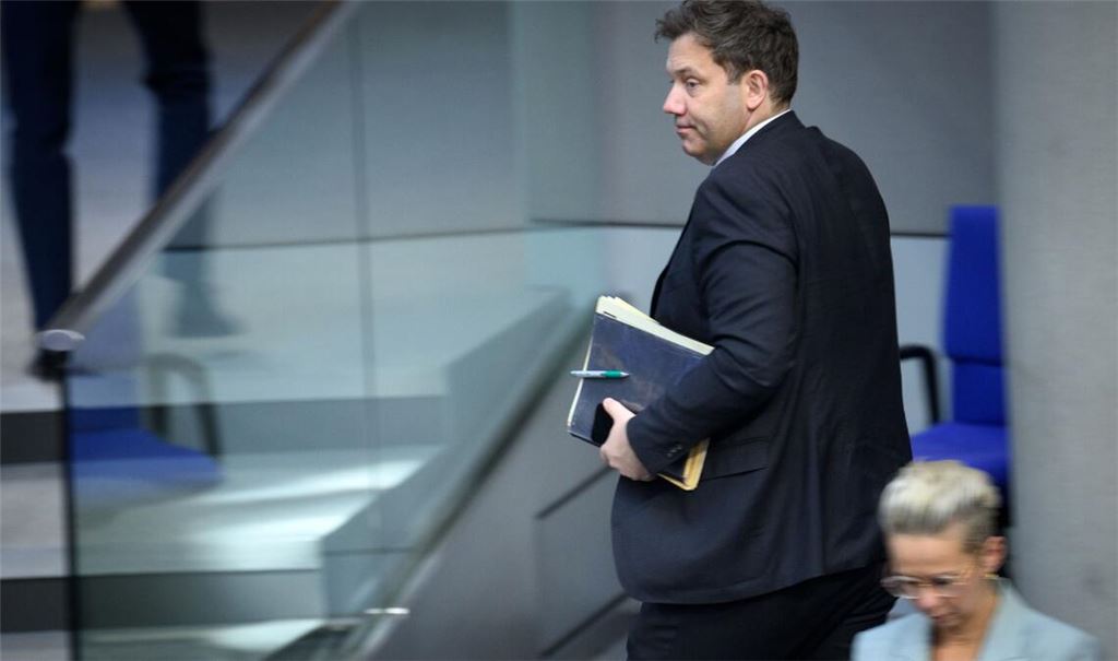 Bundesfinanzminister Lars Klingbeil (SPD) lehnt den Vorstoß der Länder nach mehr Finanzzusagen des Bundes ab.