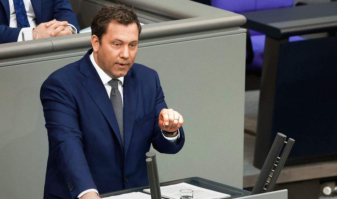 Schuldenberg und Jammertal liegen dicht beieinander Bundesfinanzminister Lars Klingbeil hat eine Steuererhöhung vorgeschlagen.