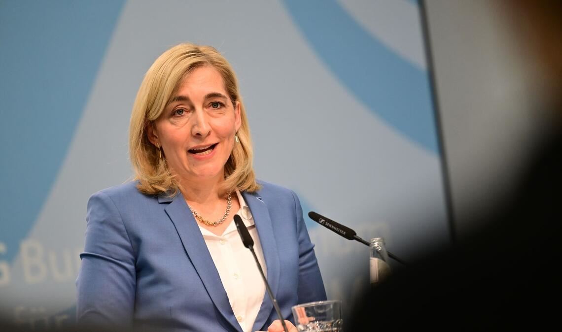 Bundesgesundheitsministerin Nina Warken (CDU) will nicht nur sparen, sondern auch neue Weichen stellen.