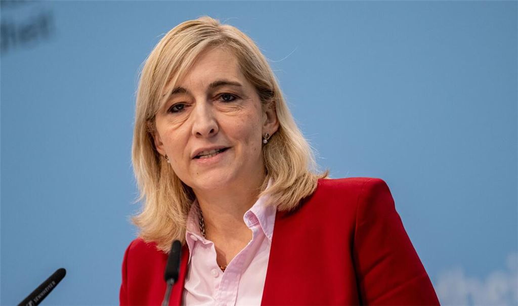 Bundesgesundheitsministerin Nina Warken fordert von den Bundesländern niedrigere baurechtliche Standards für Heime. (Archivbild)