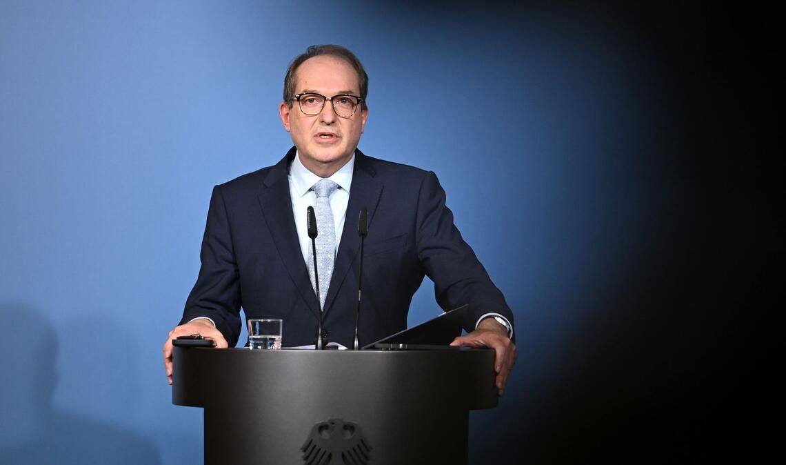 Bundesinnenminister Alexander Dobrindt (CSU) hält nichts von einem AfD-Verbotsverfahren, lässt die Partei aber weiterhin durch den Inlandsgeheimdienst beobachten.