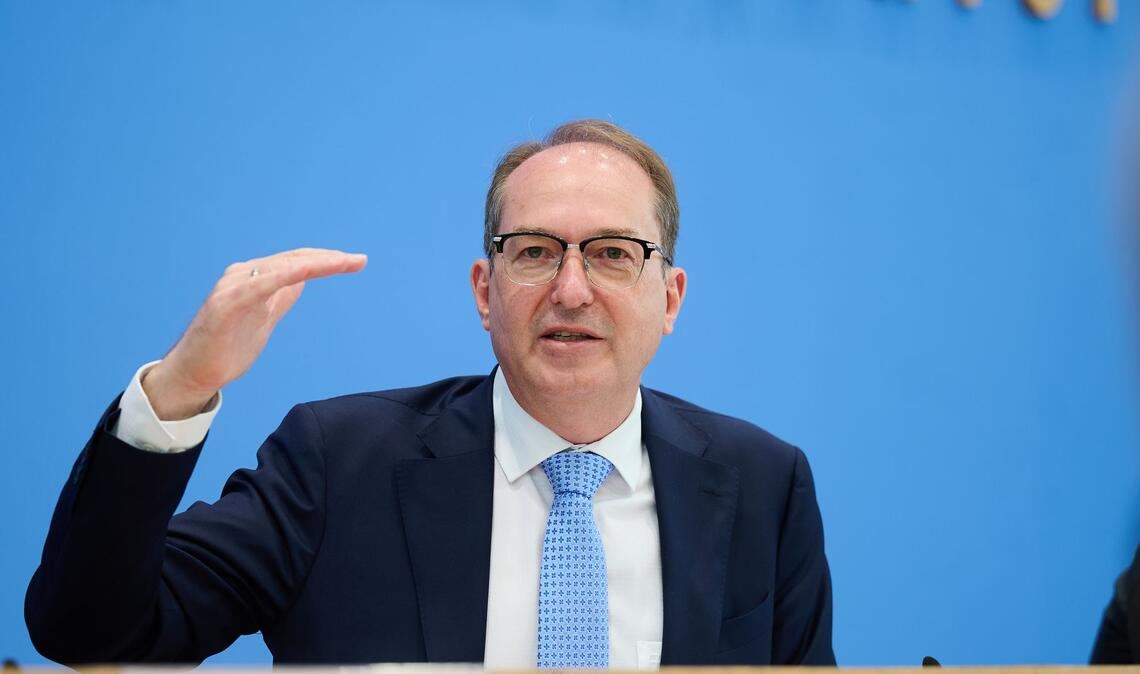 Bundesinnenminister Alexander Dobrindt (CSU) ist zum Start der europäischen Asylreform zuversichtlich. (Archivbild)