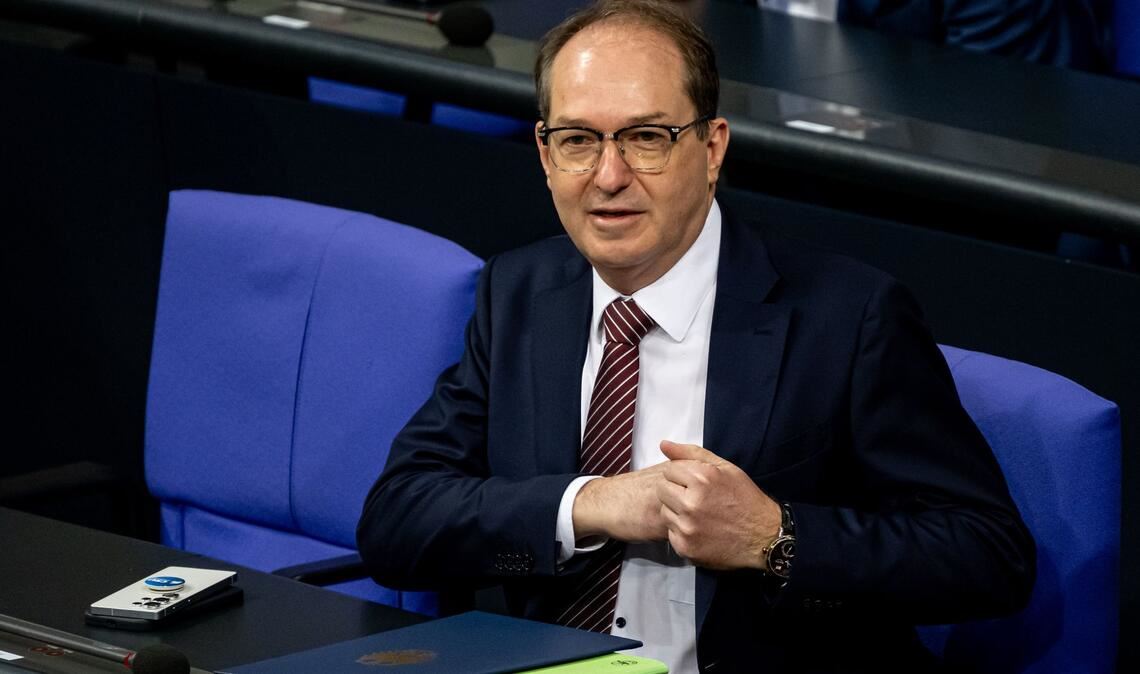 Bundesinnenminister Alexander Dobrindt (CSU) plädiert für härtere Strafen. (Archivbild)