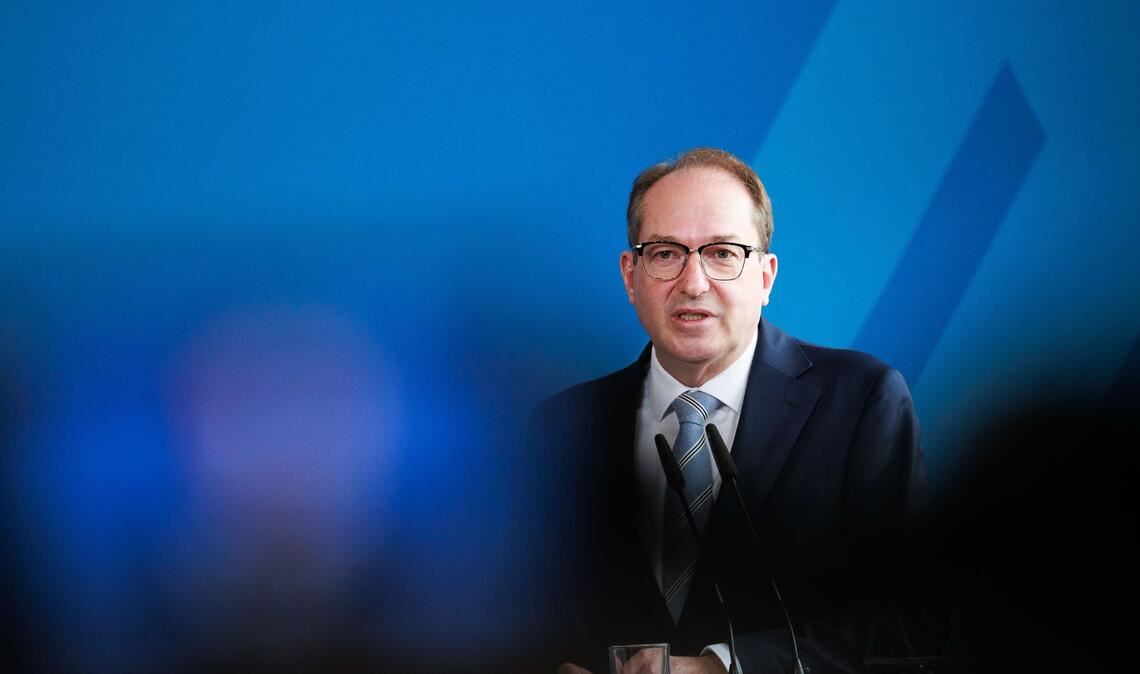 Bundesinnenminister Alexander Dobrindt (CSU) sagt, für Minister und den Bundeskanzler werde es keine Erhöhung geben.