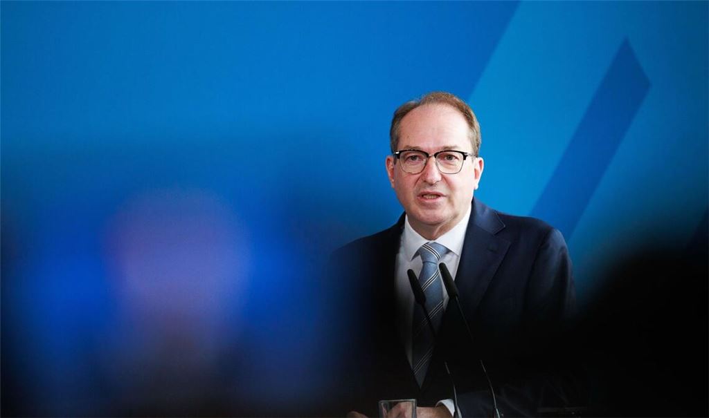 Bundesinnenminister Alexander Dobrindt (CSU) sagt, für Minister und den Bundeskanzler werde es keine Erhöhung geben.