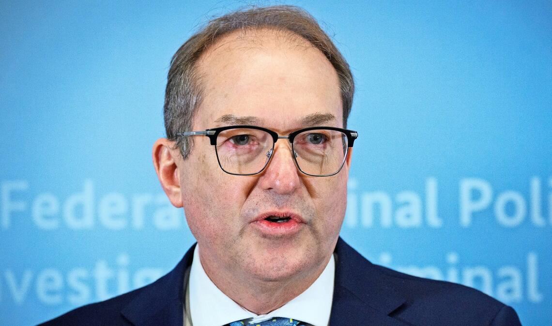 Bundesinnenminister Alexander Dobrindt (CSU) schließt eine Beteiligung Deutschlands an der Sicherung der Schifffahrt in der Golfregion nicht aus (Archivfoto).