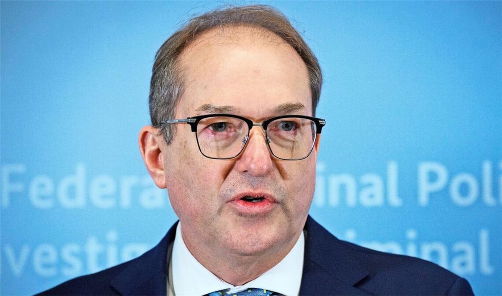 Bundesinnenminister Alexander Dobrindt (CSU) schließt eine Beteiligung Deutschlands an der Sicherung der Schifffahrt in der Golfregion nicht aus (Archivfoto).