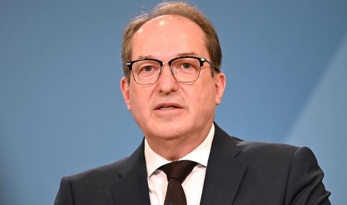 Bundesinnenminister Alexander Dobrindt (CSU) wertet die gesunkene Zahl von Asylerstanträgen als Erfolg. (Archivfoto)