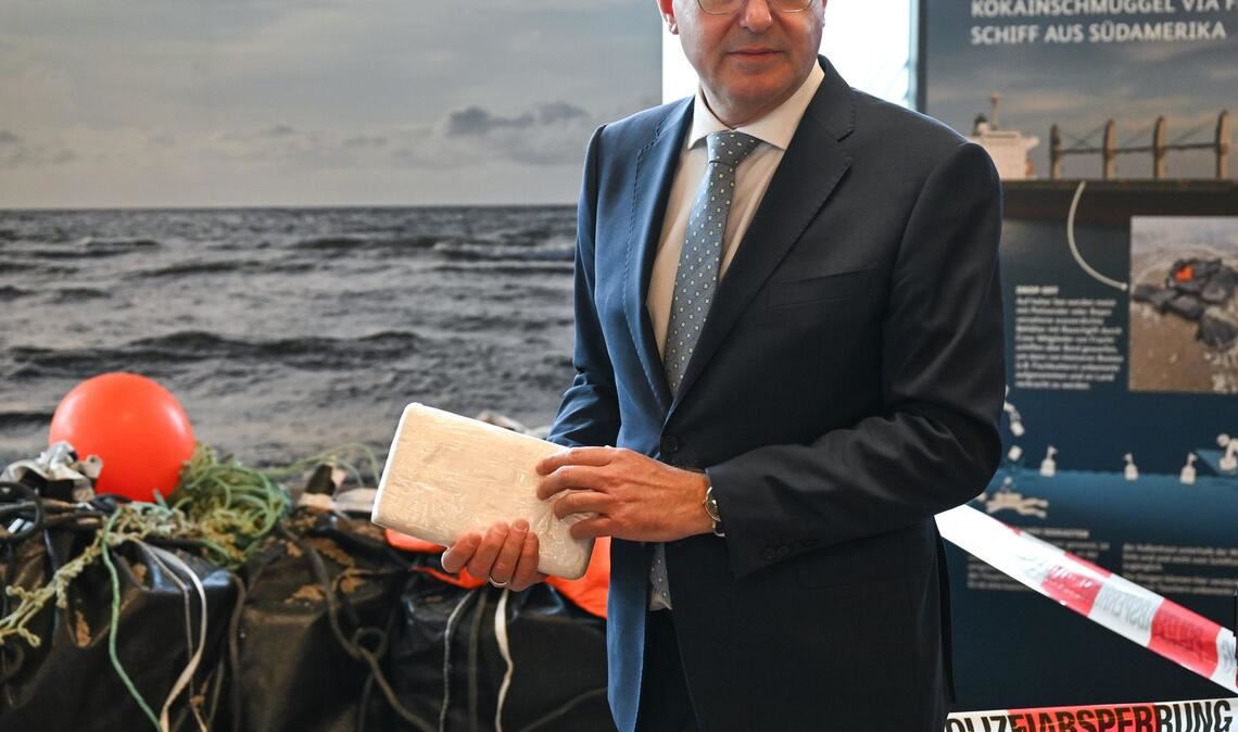 Bundesinnenminister Alexander Dobrindt (CSU) zeigte bei einer Pressekonferenz im Bundeskriminalamt im Herbst Kokainpakete. Sie wurden vor der Insel Borkum ins Wasser geworfen. (Archivbild)