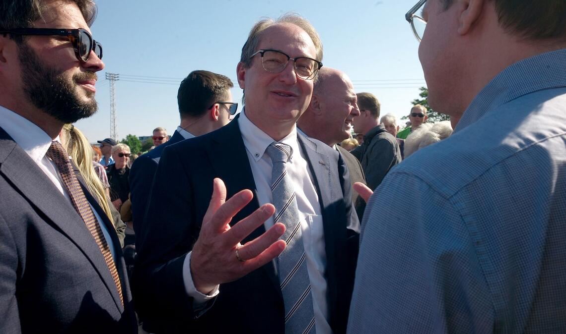 Bundesinnenminister Alexander Dobrindt redet mit einem tschechischen Teilnehmer des Versöhnungsmarschs von Pohorelice nach Brünn (Brno).