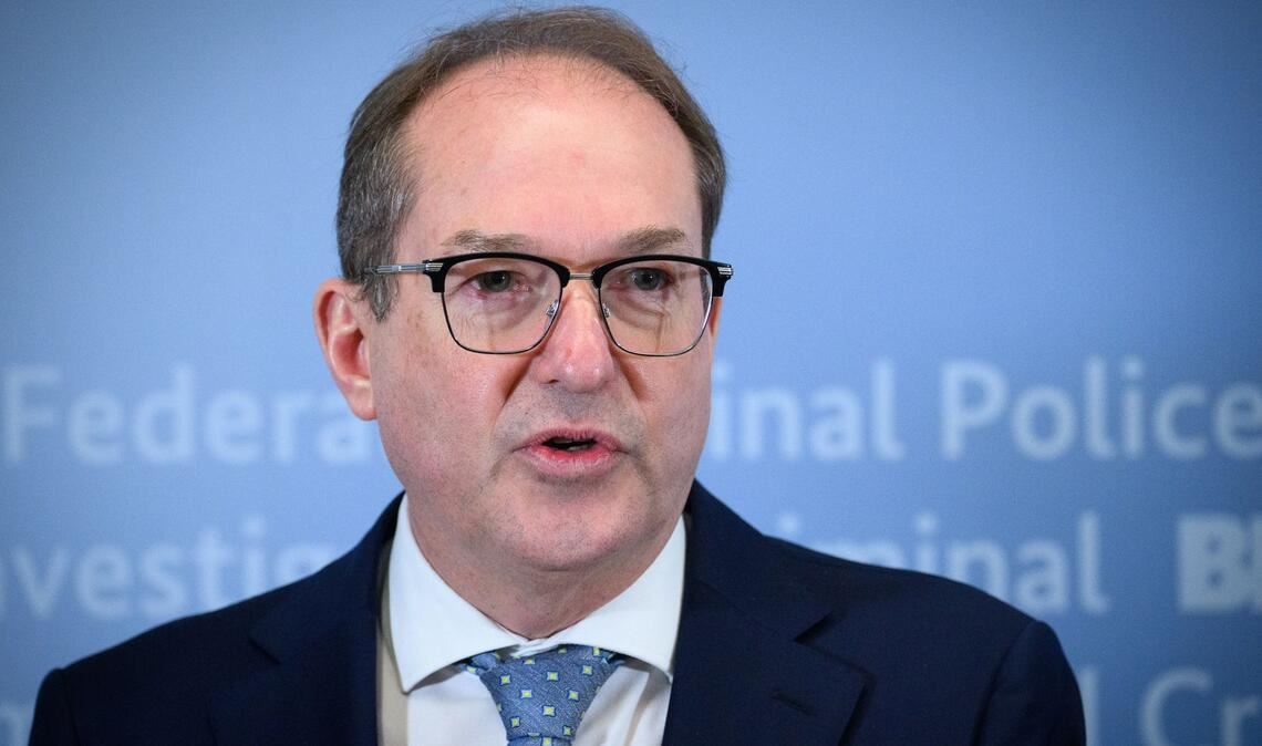 Bundesinnenminister Dobrindt will Asylbewerber schneller in Arbeit bringen. (Archivfoto)