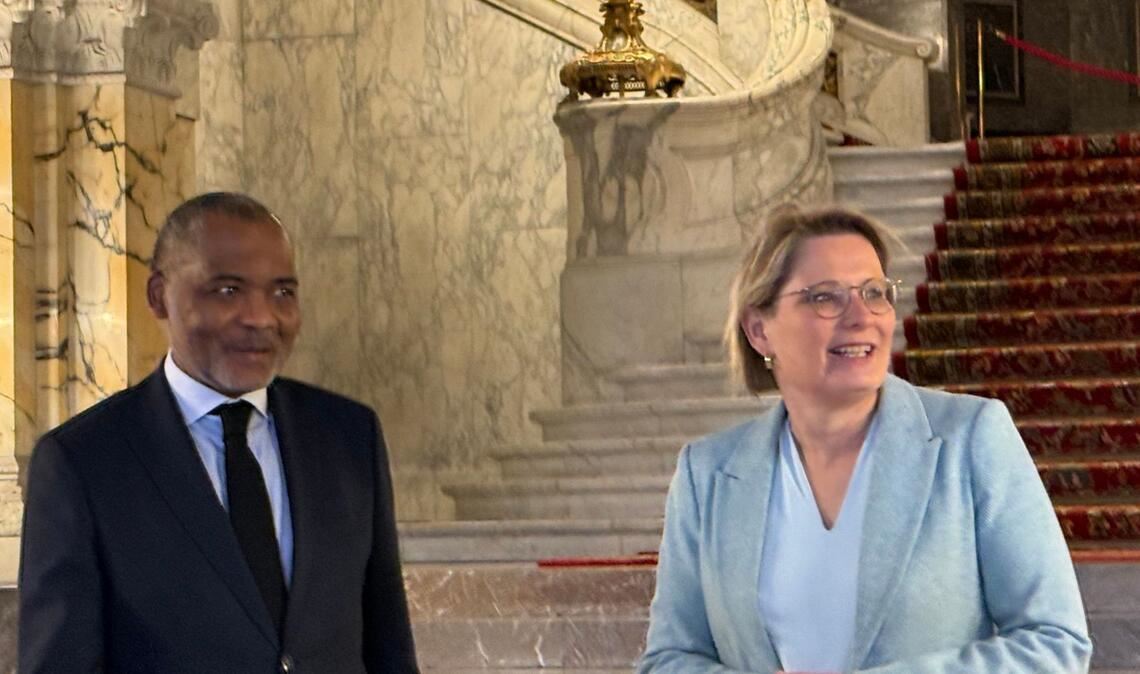 Bundesjustizministerin Stefanie Hubig (SPD) triff den den stellvertretenden Gerichtskanzler des Internationalen Gerichtshofs (IGH), Jean-Pelé Fomété.