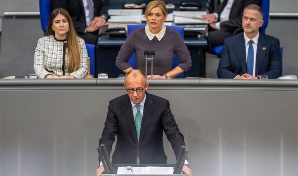 Bundeskanzler Friedrich Merz (CDU) im Bundestag in Berlin bei einer Regierungserklärung vor dem EU-Gipfel. Merz fordert stärkere Einsparungen in Brüssel.