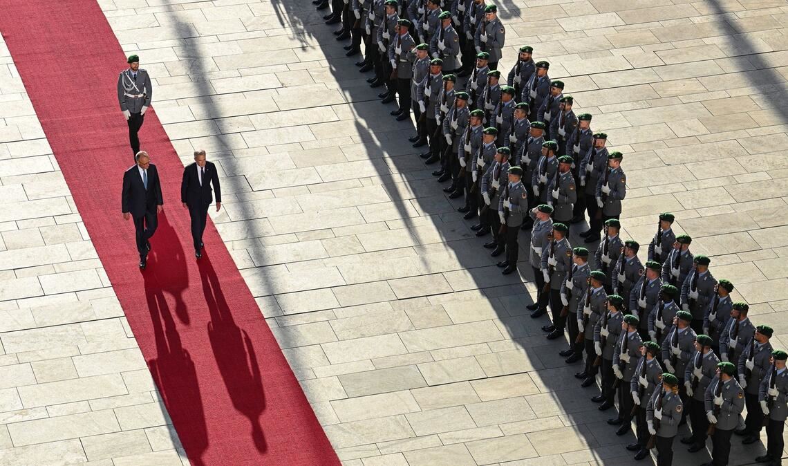 Bundeskanzler Friedrich Merz (CDU, l) empfängt den kanadischen Premierminister Mark Carney vor dem Kanzleramt mit militärischen Ehren.