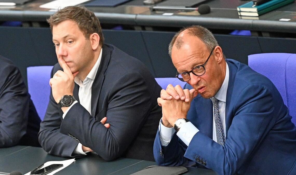 Bundeskanzler Friedrich Merz (CDU, l) hat SPD-Chef und Finanzminister Lars Klingbeil in der Frage von Steuererhöhungen klar widersprochen (Foto: Archiv).