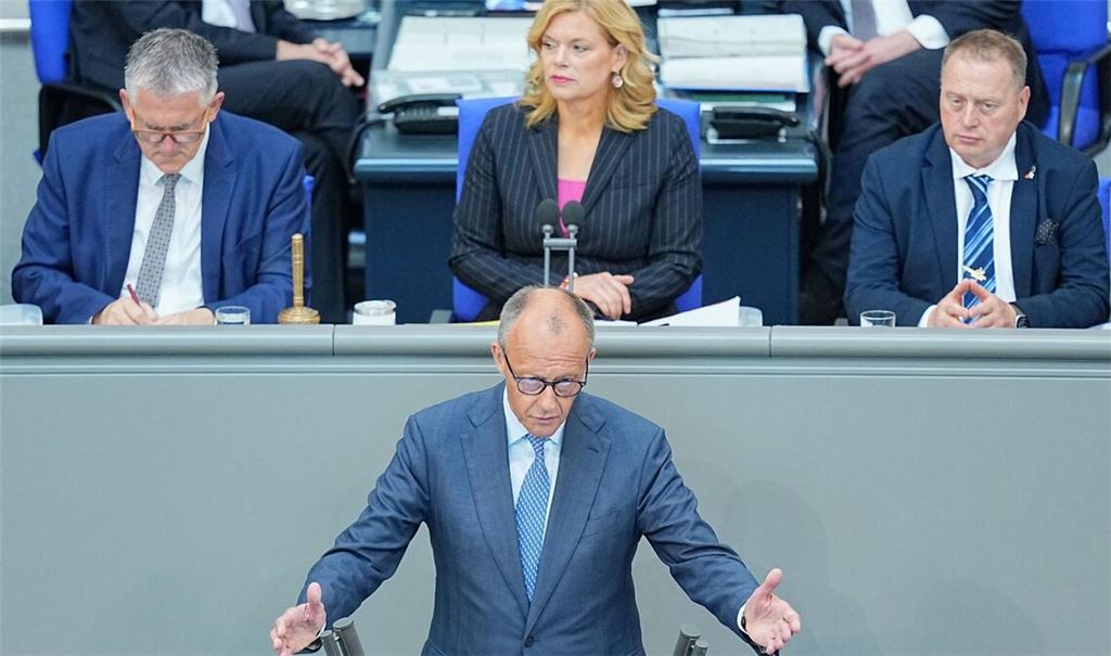 Bundeskanzler Friedrich Merz (CDU) spricht im Plenarsaal im Bundestag bei einer Regierungserklärung.