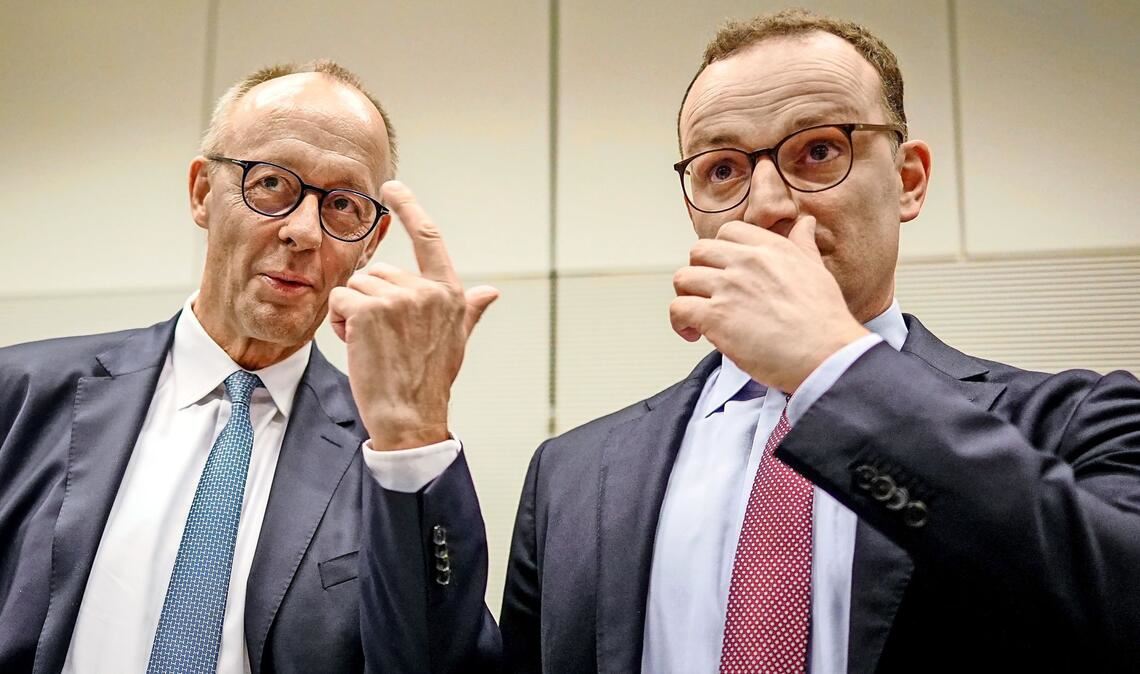 Bundeskanzler Friedrich Merz (CDU) und Jens Spahn (r), Vorsitzender der Unions-Fraktion im Bundestag. Klimaaktivistin Luisa Neubauer hat zu einer spontanen Demo vor der CDU-Bundesgeschäftsstelle aufgerufen (Archivfoto).