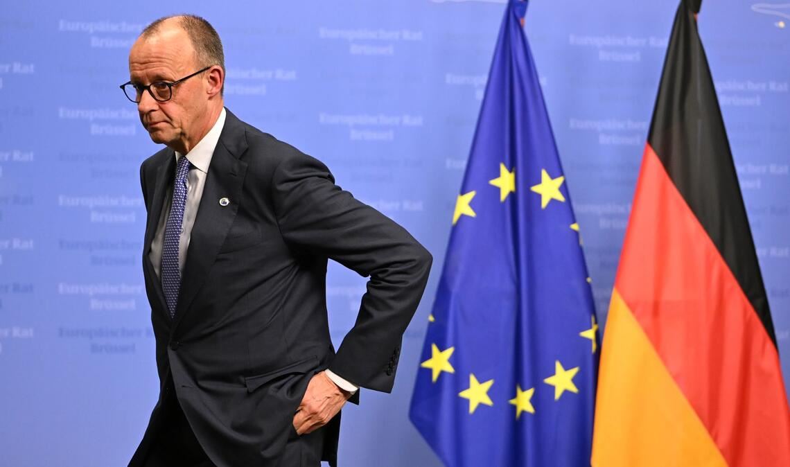 Bundeskanzler Friedrich Merz (CDU) verlässt eine Pressekonferenz nach dem EU-Gipfel der Staats- und Regierungschefs in Brüssel.