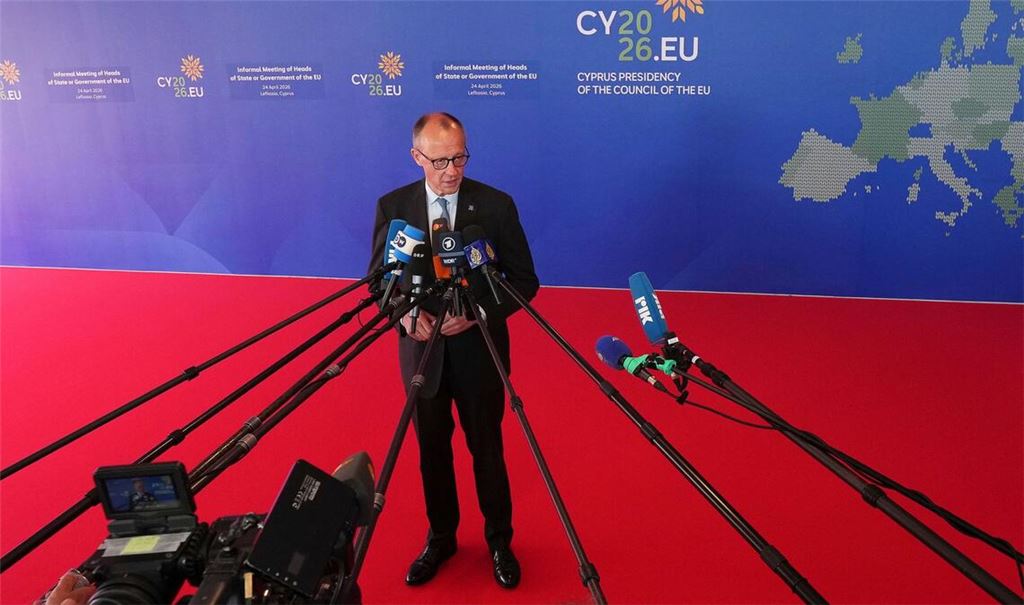 Bundeskanzler Friedrich Merz  gibt ein Statement bei seiner Ankunft zum informellen Treffen der Staats- und Regierungschefs der EU-Staaten in Nikosia.