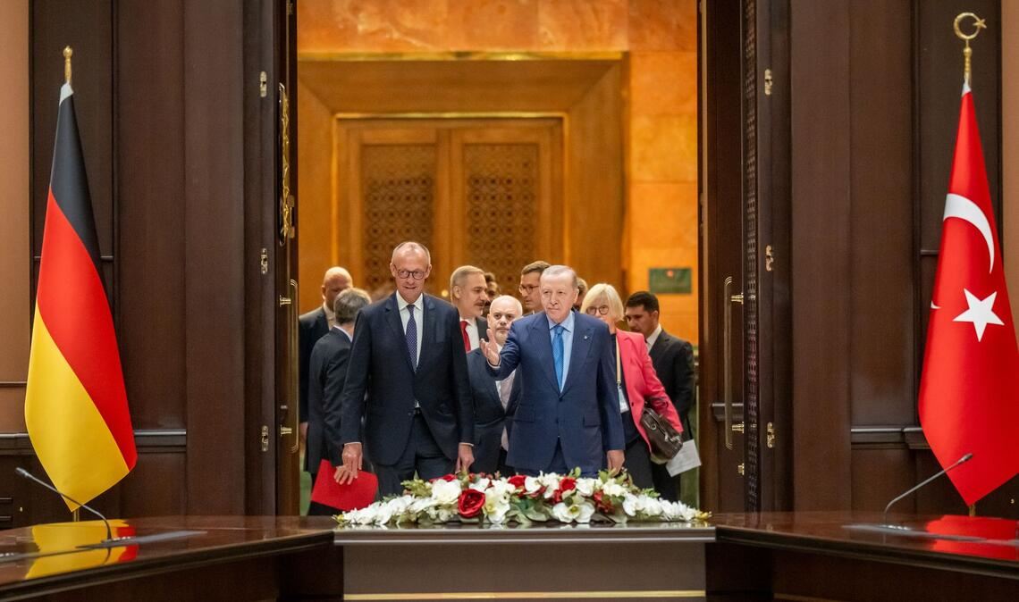 Bundeskanzler Friedrich Merz kommt neben Recep Tayyip Erdoğan, Präsident der Türkei, zu einem Gespräch im Präsidentenpalast.