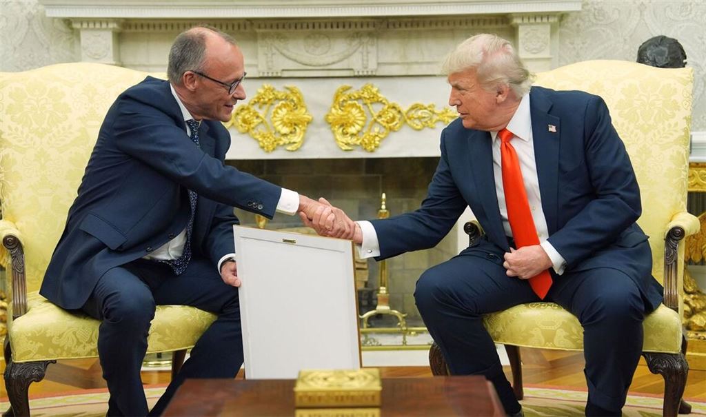 Bundeskanzler Friedrich Merz (l, CDU) überreicht US-Präsident Donald Trump die Geburtsurkunde Trumps Großvaters (Archivbild).