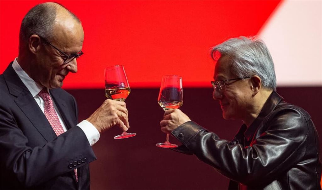 Bundeskanzler Friedrich Merz (l, CDU) und Jen-Hsun Huang, Co-Gründer und CEO von Nvidia, nehmen an der Eröffnungsveranstaltung des "Invest in Germany Summit" im Kraftwerk Berlin teil.